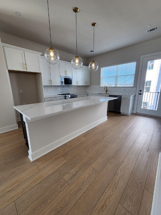 Building Photo - Modern 3 Bedroom 3.5 Bath Home in Nations