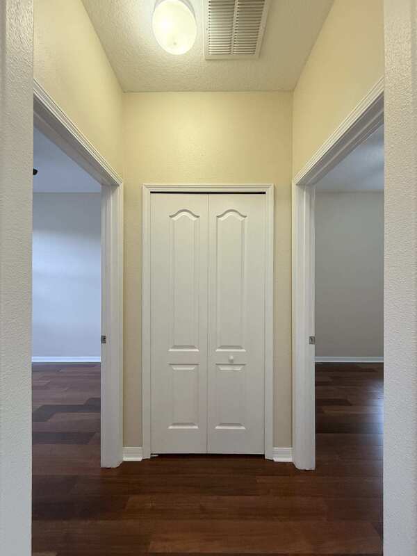 Building Photo - 930 Meadow Glade Dr
