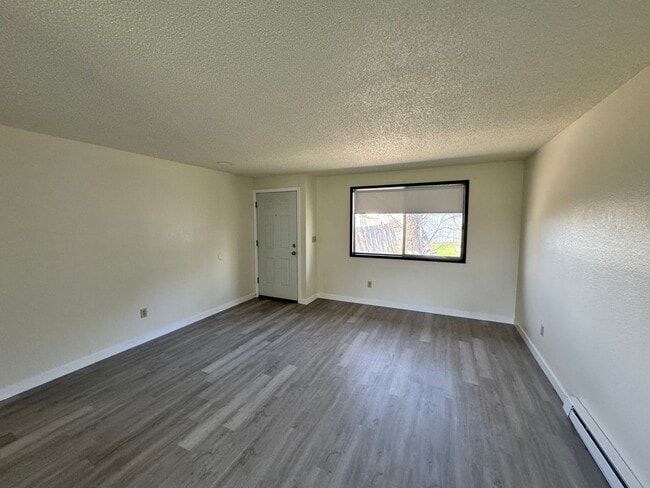 Building Photo - Ground-Level 1 Bedroom with In-Unit Laundry & A/C in Spokane!