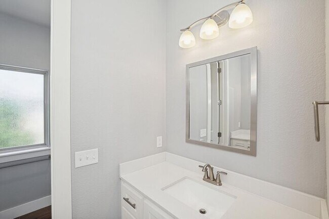 Building Photo - 9240 Highland Springs Dr