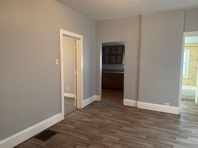 Building Photo - 1228 E Oak St