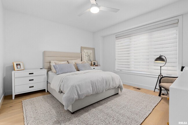 Building Photo - 824 W Moss Ave