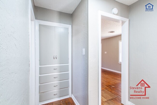 Building Photo - 2524 Prentice NW