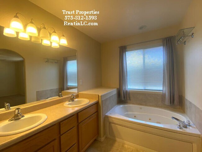 Building Photo - Spacious home in Sonoma Area