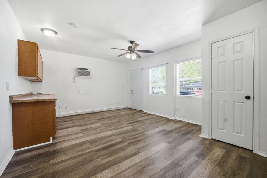 Building Photo - 5722 Misty Glen