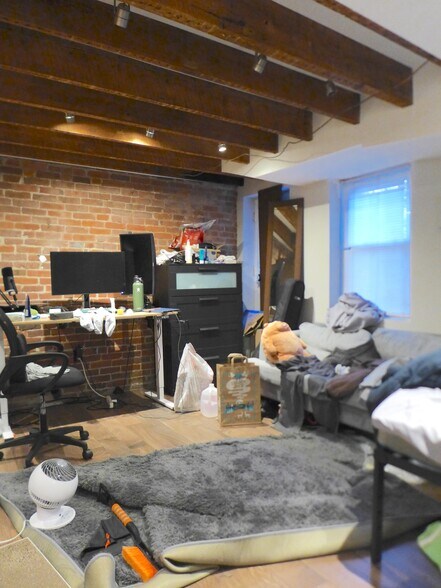 Building Photo - 77 Windsor St