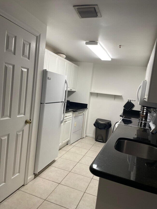 Building Photo - 2060 Greenview Shores Blvd