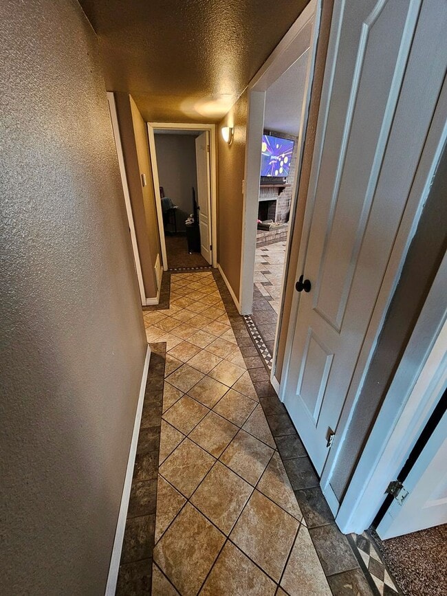 Building Photo - Beautiful 4 Bedroom / 2 Bath Large Home wi...