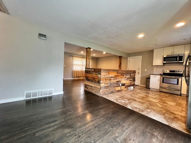 Building Photo - Beautifully Remodeled 5 Bed 2 Bath House i...