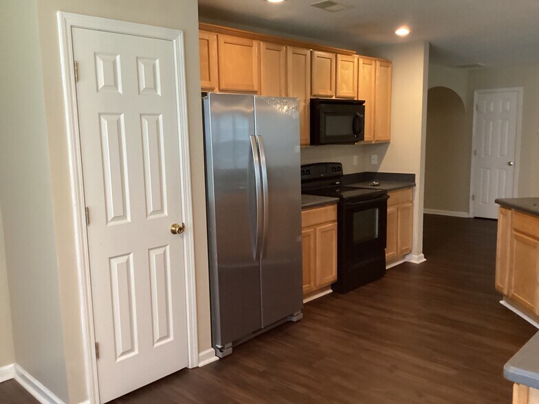 Building Photo - 493 Live Oak Walk