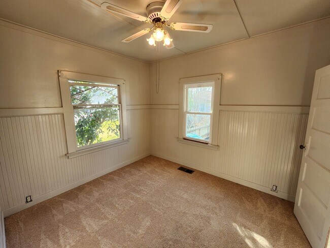 Building Photo - 555 Wallis Ave