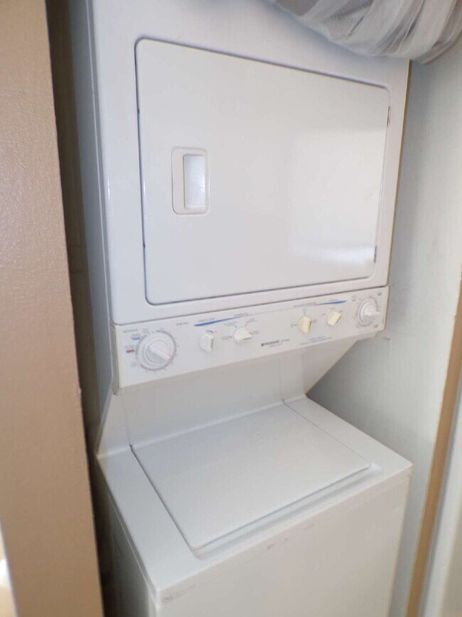 Building Photo - Great Littleton Location! 2 bedroom, 1 bathroom (96CH#A)