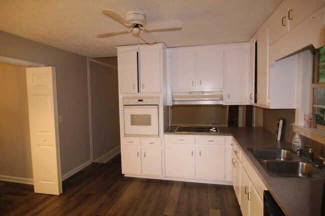 Building Photo - 3765 Manor House Dr