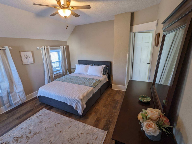 Building Photo - 902-904 W Locust St