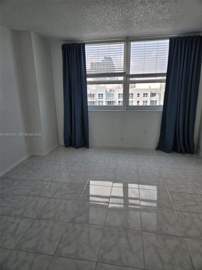 Building Photo - 1155 Brickell Bay Dr