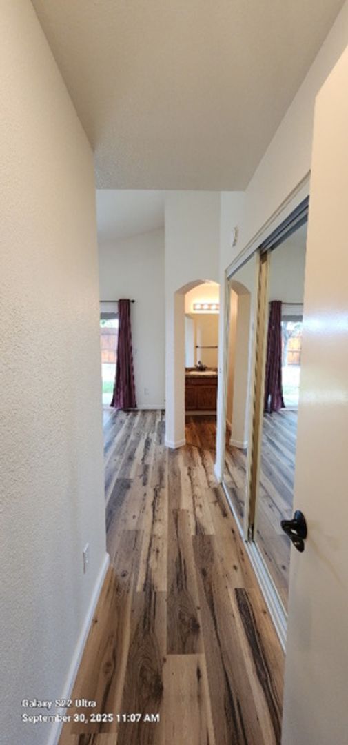 Building Photo - Beautiful & Unique 3 Bed 2 Bath Home w/Cus...