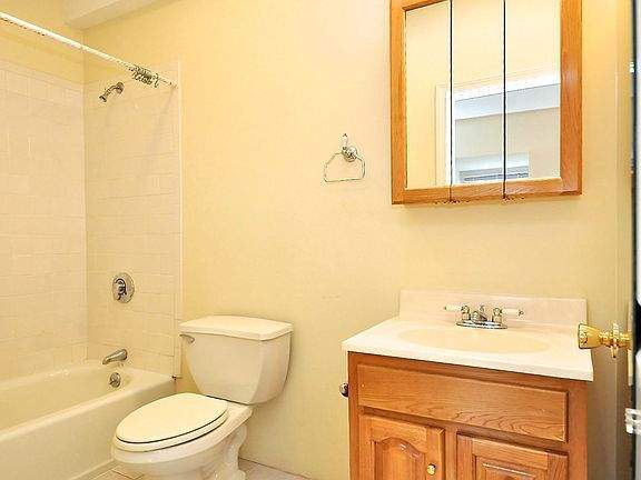 Building Photo - "Charming 1-Bedroom Apartment with Granite...