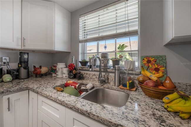 Building Photo - 8812 Bay Pointe Dr