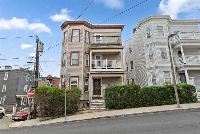 Building Photo - 22 Buttonwood St