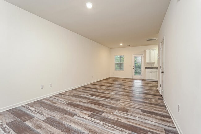 Building Photo - Fantastic 3bd/3ba home! Let yourself in!