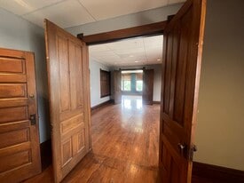 Building Photo - 915 1/2 W Douglas Ave
