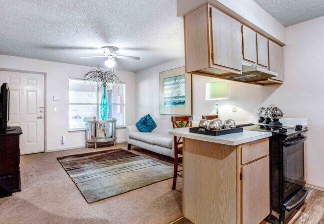 Building Photo - 501 Par Dr