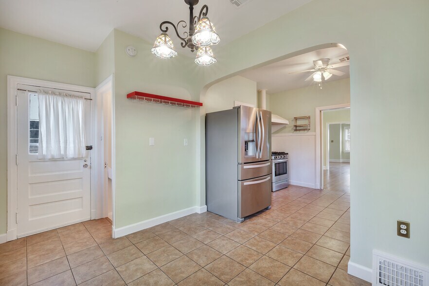 Building Photo - 109 E 26th Pl