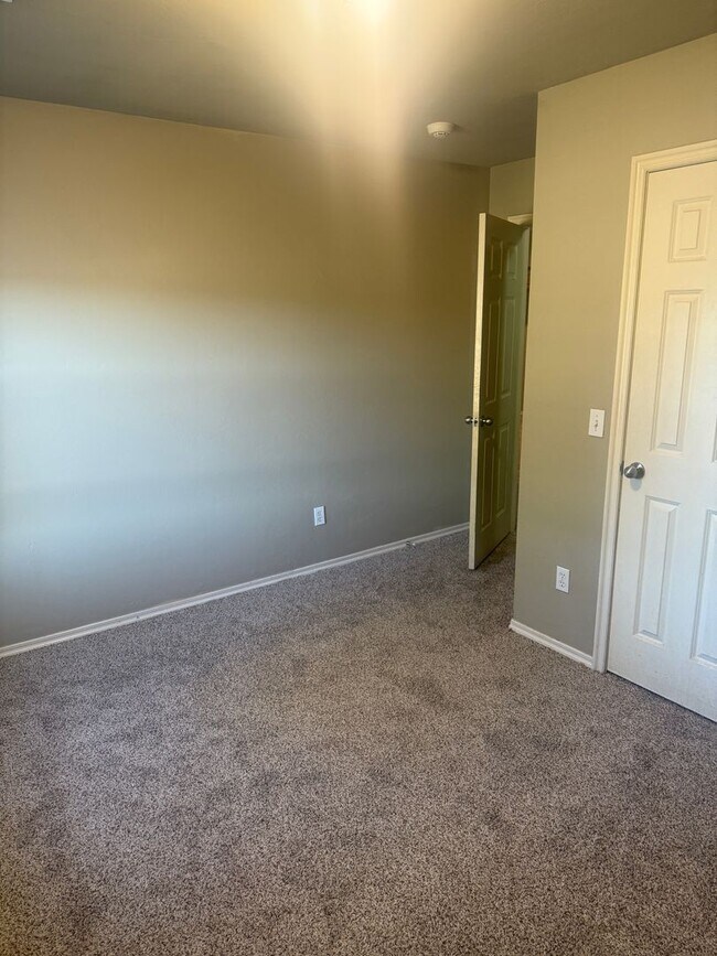 Building Photo - 3705 Matthew Dr