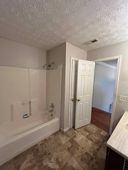 Building Photo - 5042 Rosemeade Ct