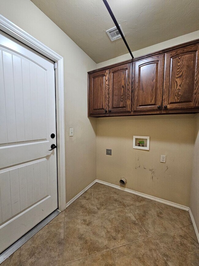 Building Photo - (4) Bed/(2) Bath in Winfield Addition OKC!