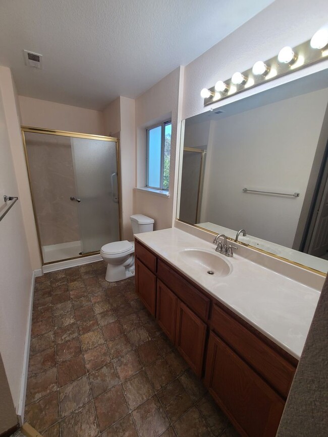 Building Photo - Charming 2 Bedroom Townhouse in Castro Val...