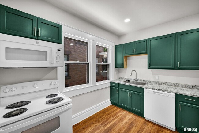 Building Photo - 1611 W Barker Ave