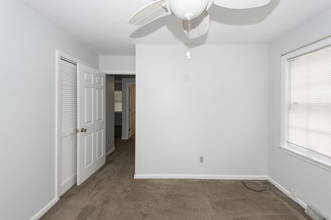Building Photo - 3 Bedroom 2 Bath Home in Briarwood - Summe...