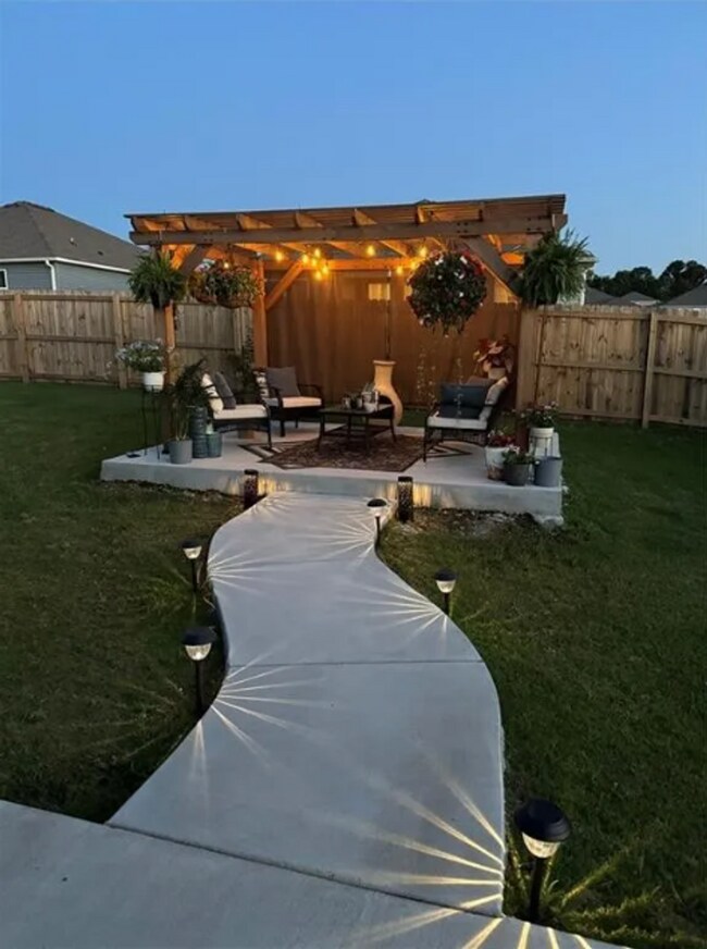 Building Photo - Stylish 3 Bed / 2 Bath with Open Layout & Backyard Retreat