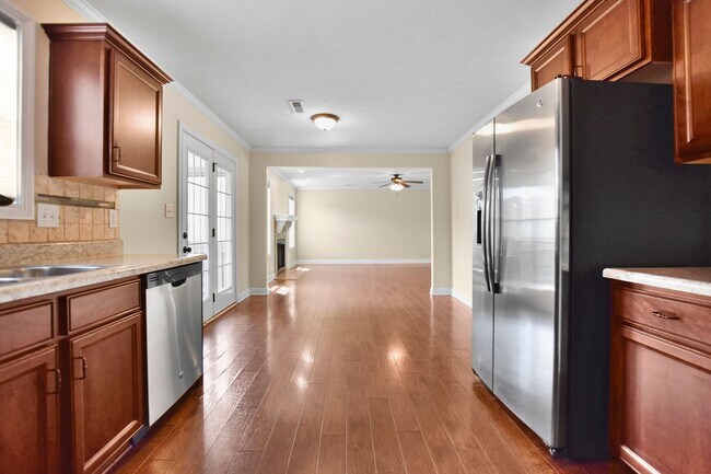 Building Photo - Pet Friendly Three Bedroom!