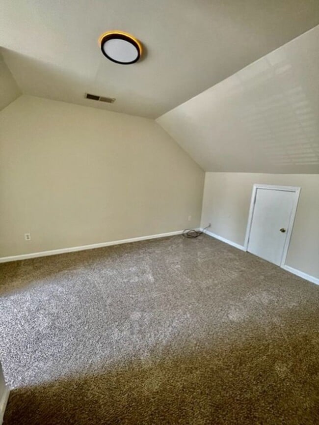 Building Photo - Must see this 4 bedroom 2.5 bath townhouse...