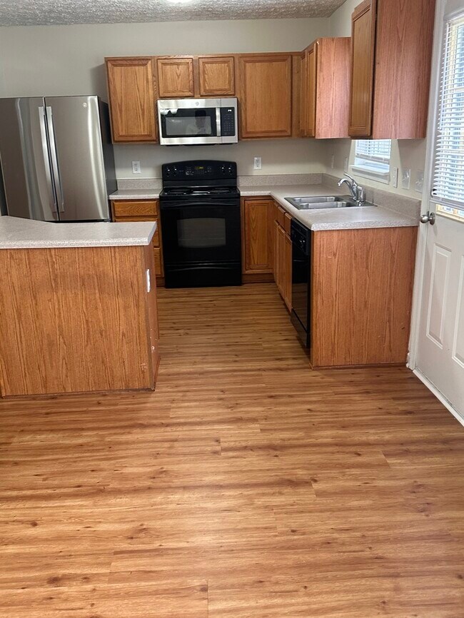 Building Photo - Great space in this 3 bedroom 2 and 1/2 bath end unit Townhome!