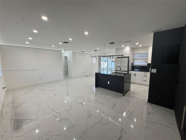 Building Photo - 8600 Taft St