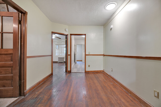 Building Photo - 1221 Raum St NE