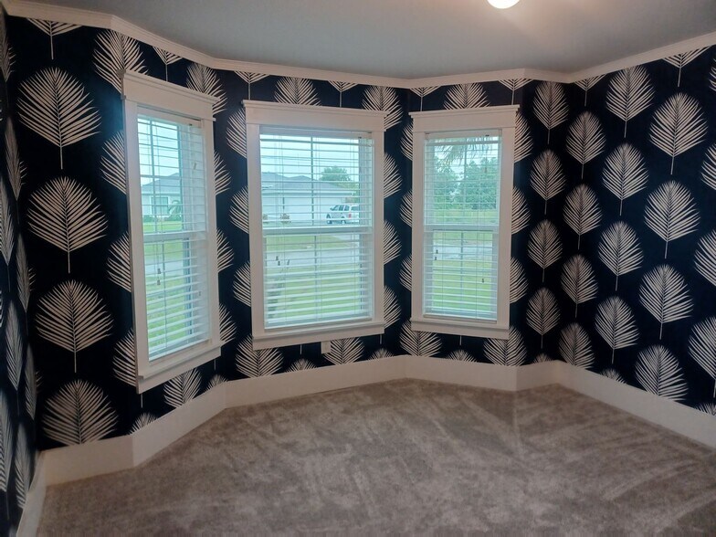 Building Photo - Spacious, Newly Remodeled  3 bedroom, 2 bathroom screened lanai GREAT LOCATION