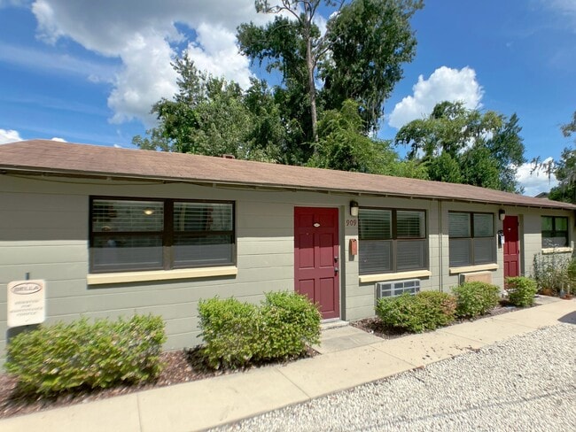 Building Photo - Margaret's Manor - 2 Bedroom, 1 Bathroom in Sorority Row