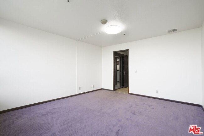Building Photo - 880 W 1st St