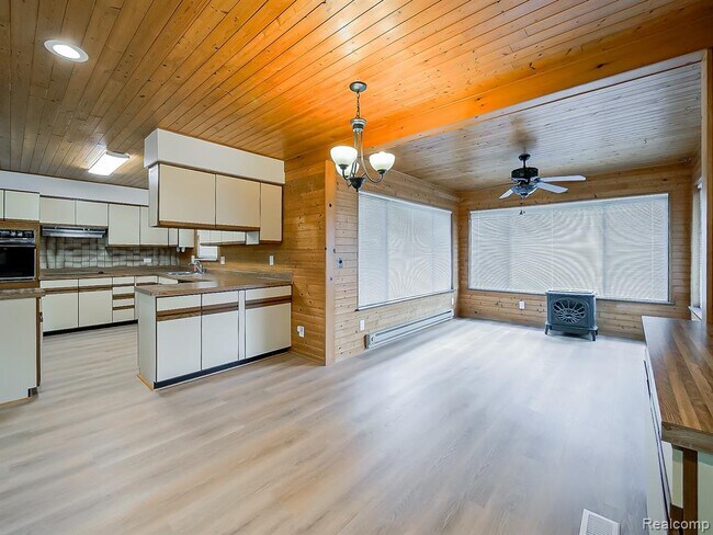 Building Photo - 7580 Thornwood St