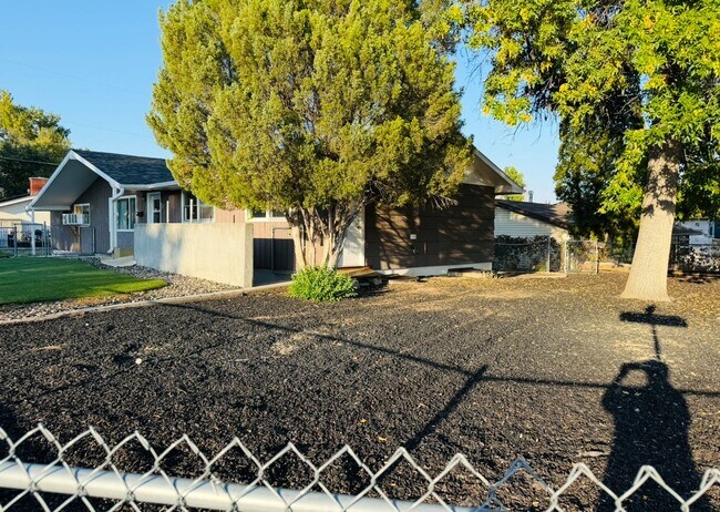 Building Photo - West End Location, Perfect for Daycare Cen...