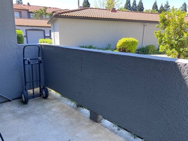 Building Photo - Beautifully updated condo in gated community. Sparkling pool. Stainless steel appliances and lami...