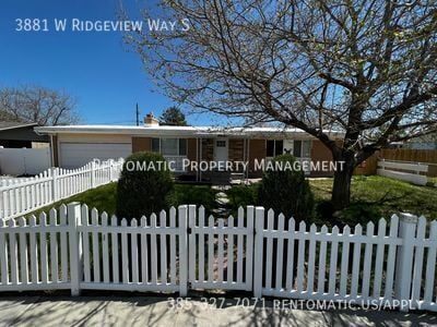 Building Photo - 3881 Ridgeview Way