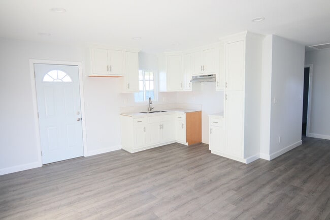 Building Photo - 1231 E 53rd St