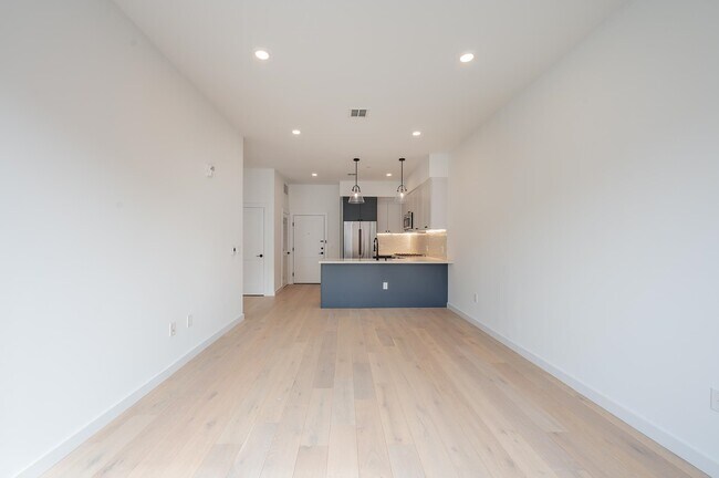 Building Photo - 425 3rd St