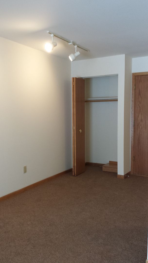 Building Photo - 2-Bedroom Apartment **AVAILABLE AUGUST 15TH**