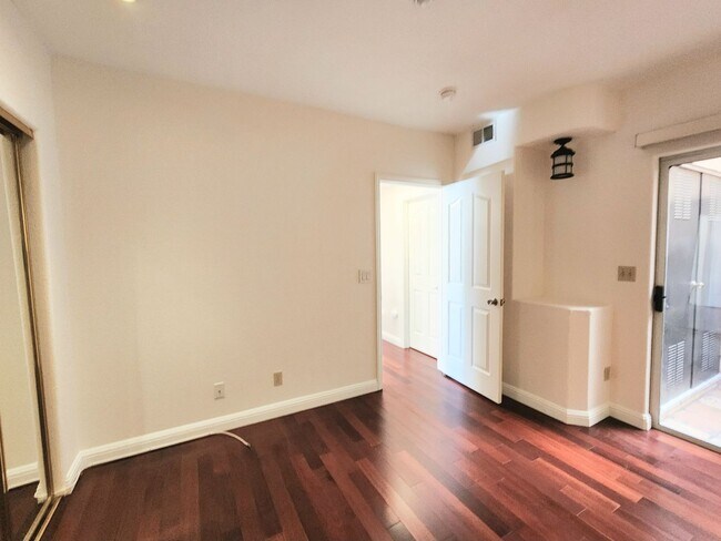 Building Photo - Spacious 3 bedroom condo